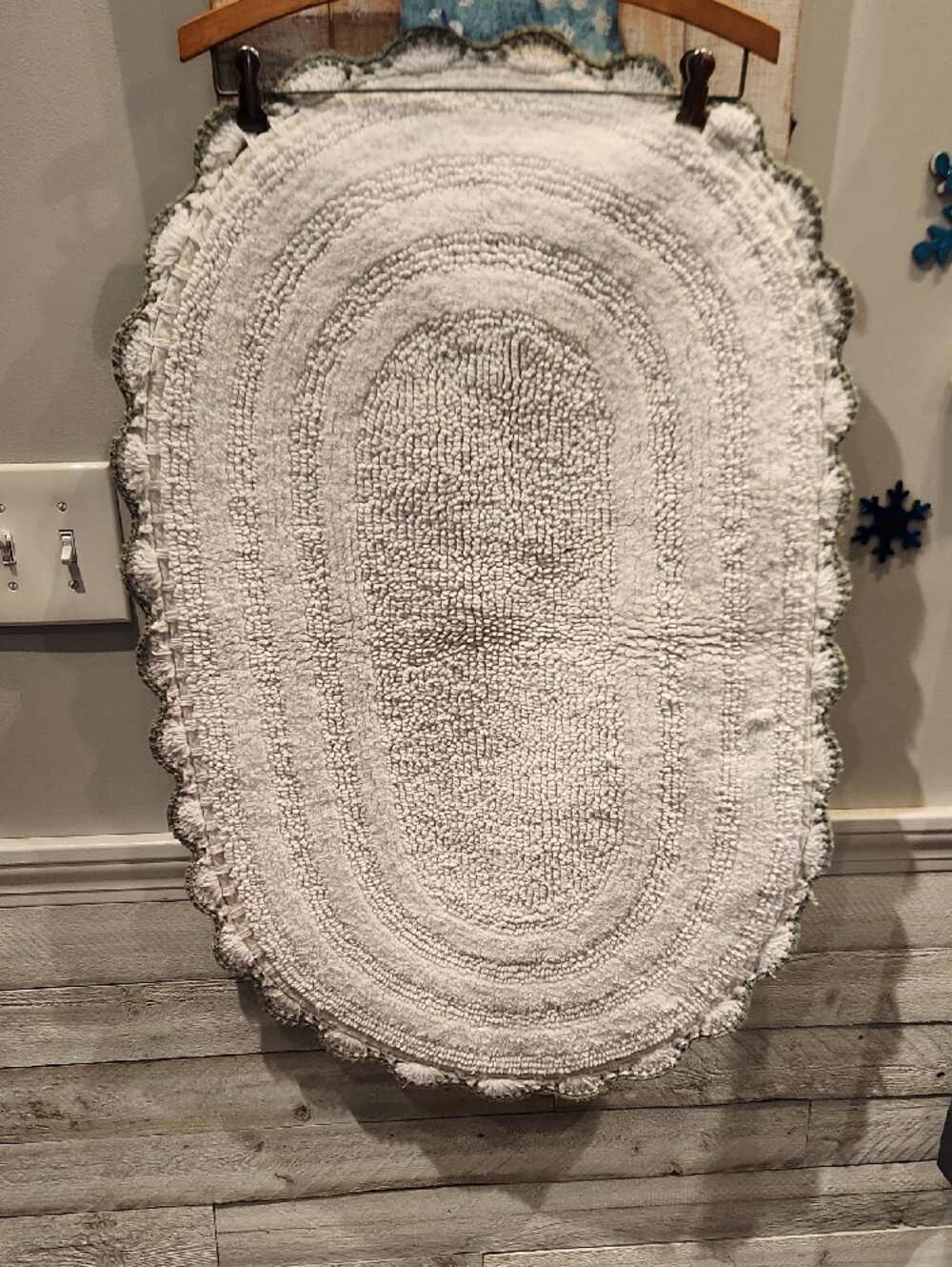 Oval Bath Mat in White with Green Trim - Picture 5 of 5